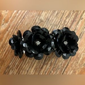 🔥J Crew floral bracelet. Black with clear rhinestone center- great condition